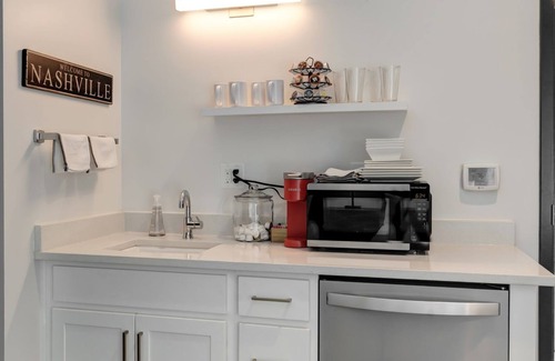 Merry Oaks Apartment | Professional Retreat Double Queen Room