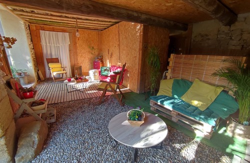 Caderousse House | Provencal house with beautiful exterior and parking