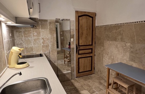 Le Revest-les-Eaux Apartment | Provencal studio, cachet, calm