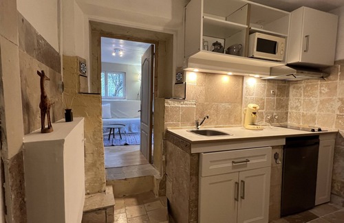 Le Revest-les-Eaux Apartment | Provencal studio, cachet, calm