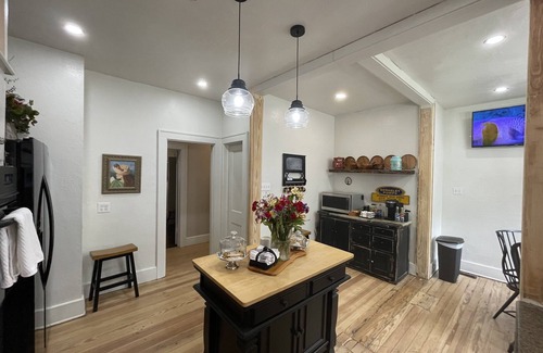 Guthrie House | Providence House ~ a charming bungalow with rustic elegance!