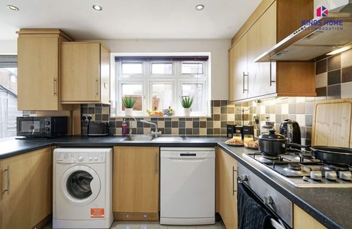 Elstree House | Prv-Parking | Jacuzzi Bath | Families/Groups |