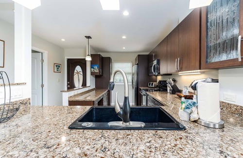 Downtown Lahaina Condo | PUAMANA 2 BR PREMIER UNIT 200 Ft. from Ocean 153-6