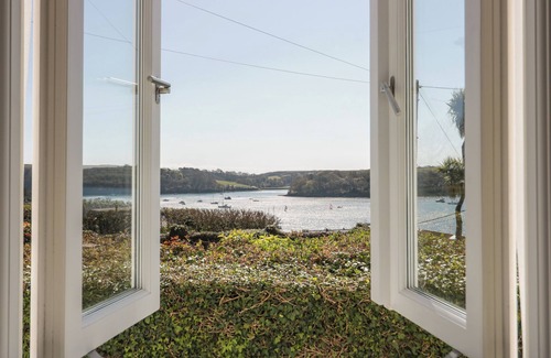 St. Mawes Cottage | PUFFIN COTTAGE, country holiday cottage, with open fire in St Mawes