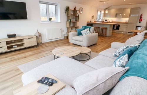 Goldsithney Cottage | PUFFINS REST, pet friendly, with a garden in Goldsithney