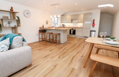 Goldsithney Cottage | PUFFINS REST, pet friendly, with a garden in Goldsithney