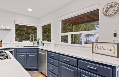 Manchester House | Puget Sound Retreat - 4 Bedroom Home w/Hot Tub