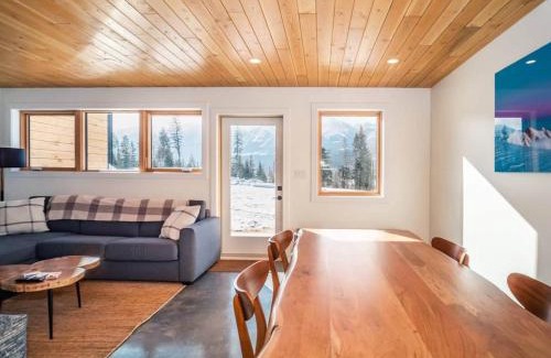 Golden House | Pur Lodging Mountain Cabin 1 - Private Hot Tub