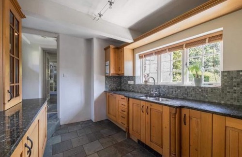 Putsborough Cottage | Putsborough Manor Cottage (4 + Cot) Dogs Tennis Beach Jacuzzi Smart TV wifi