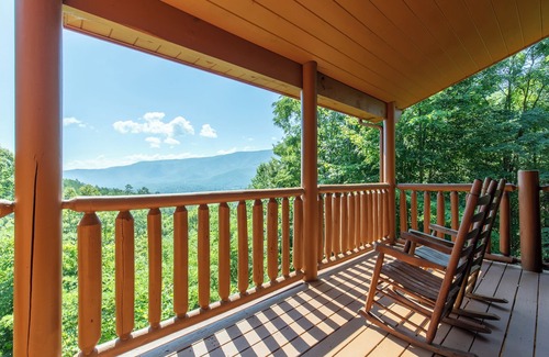Gatlinburg - Pigeon Forge Cabin | Puttin On The Ritz