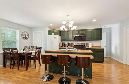 Helmsburg House | Puzzle Peak cottage
