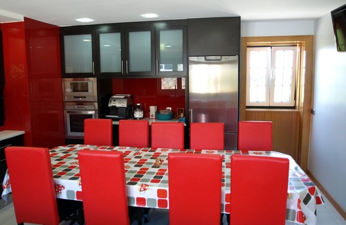 Povoa De Varzim Villa | PVZ34 3-bedr. villa with pool, single-floor rooms, large living room and kitchen