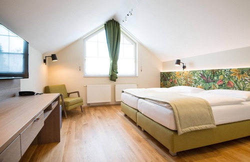 Maxglan Hotel | Quadruple room with shower, toilet - The Green Hotel zur Post