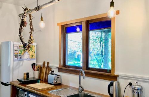 Brightwater Bed & Breakfast | Quail Farm, Colonial charm