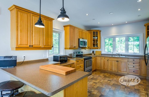 Lake of Bays Cottage | Quaint 3 bedroom, 3 bath, Echo Lake, Baysville! Privacy! Sunsets!