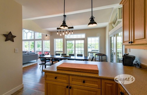 Lake of Bays Cottage | Quaint 3 bedroom, 3 bath, Echo Lake, Baysville! Privacy! Sunsets!