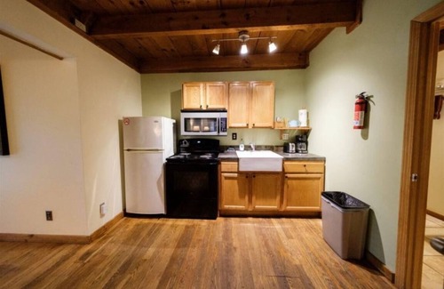 Slade Cabin | Quaint, adorable cabin for two!