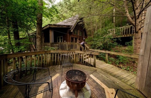 Slade Cabin | Quaint, adorable cabin for two!