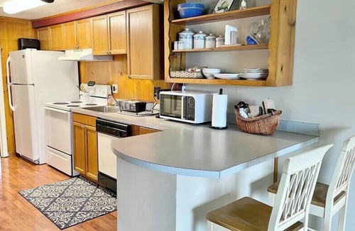 Acton House | Quaint and Cozy Cottage in Ideal Location
