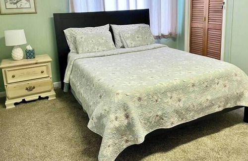 Acton House | Quaint and Cozy Cottage in Ideal Location