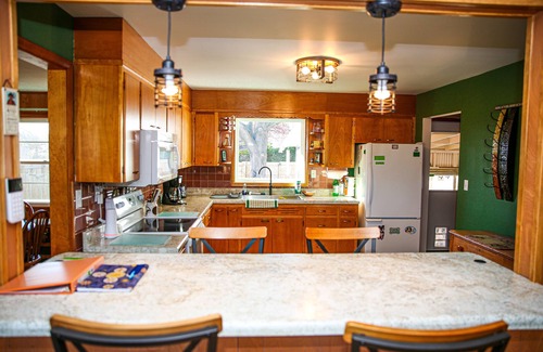 Peru House | Quaint and Cozy Family Home, Great for a Quiet Retreat! 90+ days