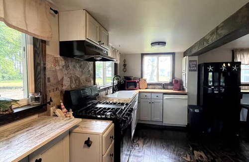Gypsum Apartment | Quaint Bay Cottage Retreat W/Sunsets & Hot Tub