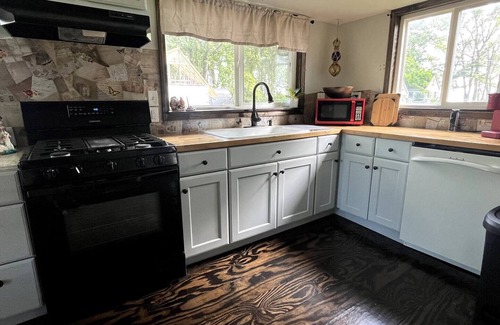 Gypsum Apartment | Quaint Bay Cottage Retreat W/Sunsets & Hot Tub