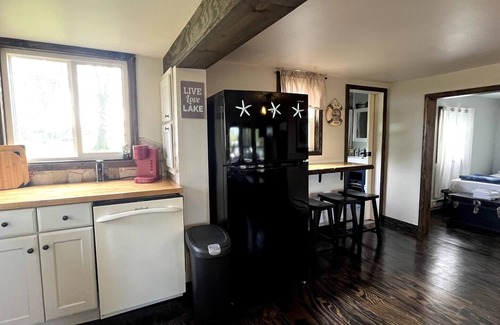 Gypsum Apartment | Quaint Bay Cottage Retreat W/Sunsets & Hot Tub