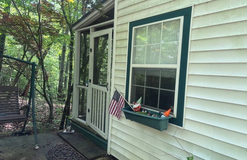 Cedar Bluff Cottage | Quaint Cottage Getaway