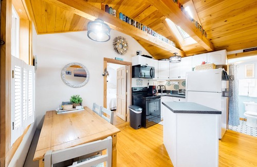 Kennebunk Cottage | Quaint cottage near the beach with outdoor saltwater pool, grills, firepit, WiFi