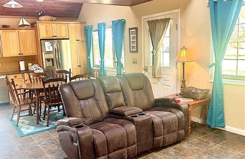 Curtice Cottage | Quaint Cottage SO Close to Lake Erie