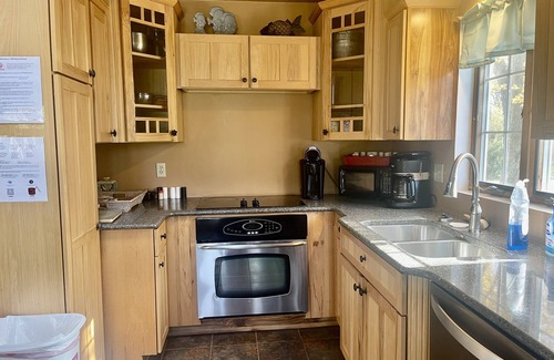 Curtice Cottage | Quaint Cottage SO Close to Lake Erie