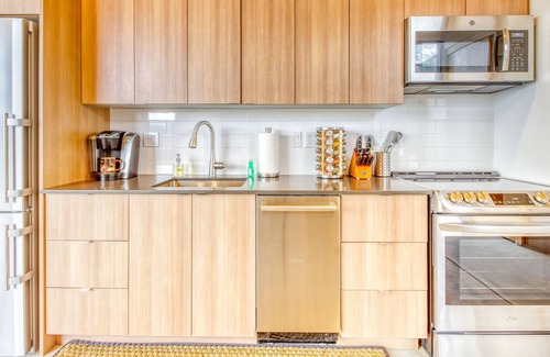 Quincy Cottage | Quaint, Dog-Friendly Modern Home w/Patio - walk to Cave B & Gorge Amphitheater
