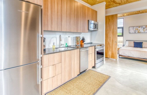 Quincy Cottage | Quaint, Dog-Friendly Modern Home w/Patio - walk to Cave B & Gorge Amphitheater