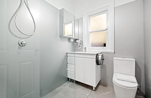 Maroubra South House | Quaint Double Room - Seconds to Shops & Eateries - Shared Bathroom