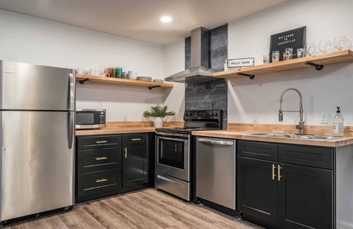Phoenix Hill House | Quaint & Funky 3Br2Ba - HotTub-walk to NuLu!