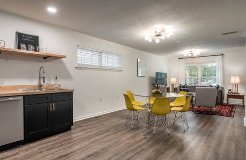 Phoenix Hill House | Quaint & Funky 3Br2Ba - HotTub-walk to NuLu!