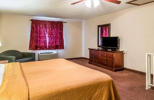 McHenry Hotel | Quaint Inn & Suites