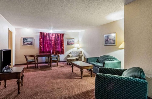 McHenry Hotel | Quaint Inn & Suites
