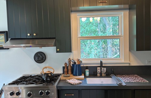Oak Knoll Cottage | Quaint vineyard cottage on Dry Creek.