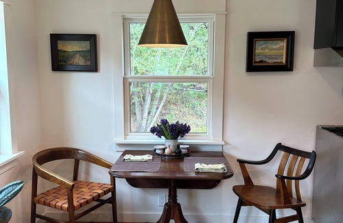 Oak Knoll Cottage | Quaint vineyard cottage on Dry Creek.
