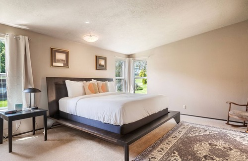 Kingston House | Quaint Waterfront stay on Puget Sound | Savvy VRM
