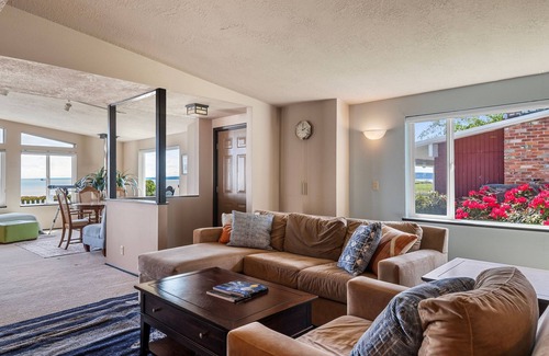 Kingston House | Quaint Waterfront stay on Puget Sound | Savvy VRM