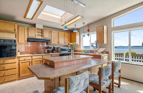 Kingston House | Quaint Waterfront stay on Puget Sound | Savvy VRM