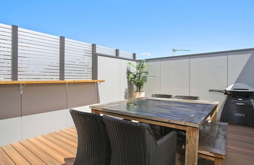 Ocean Grove House | QUALITY ACCOMMODATION ONLY 200M FROM BEACH & TOWN CENTRE! - 82A Orton Street