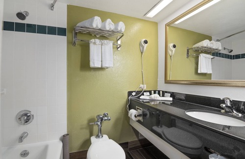 Golfview Hotel | Quality Inn Airport - Cruise Port