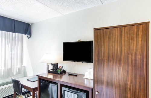 Colonie Hotel | Quality Inn Central