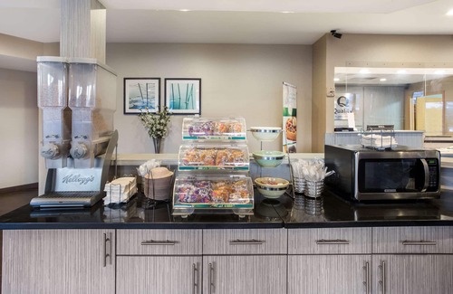 Colonie Hotel | Quality Inn Central