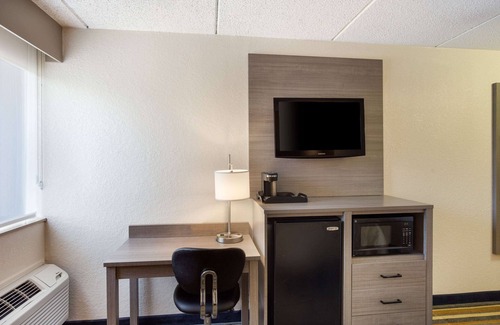 Colonie Hotel | Quality Inn Central