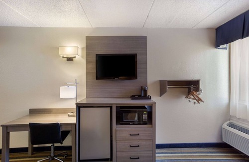 Colonie Hotel | Quality Inn Central